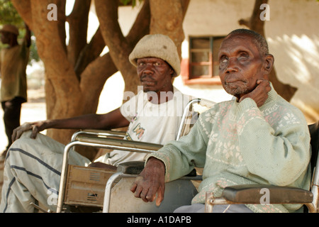 Les aveugles et les lépreux en fauteuil roulant à l'Liteta non valide lépreux composé dans Lusaka Zambie Banque D'Images