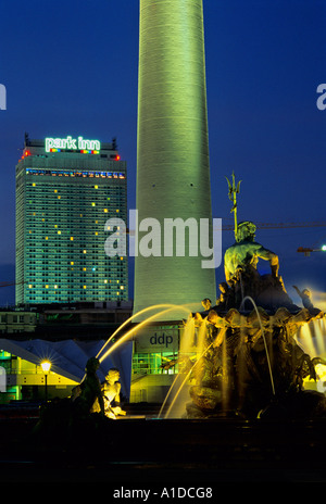 Vue détaillée de Fontaine de Neptune et tour d'Alex de l'hôtel Park Inn Berlin Allemagne Europe Centrale Alexplatz Banque D'Images