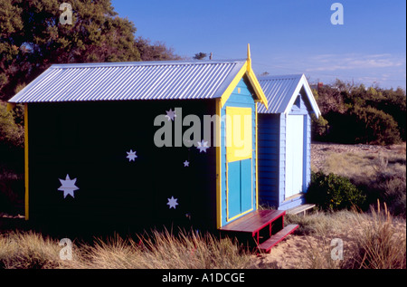 Deux cabines colorées sur la plage de Brighton, à Melbourne Banque D'Images