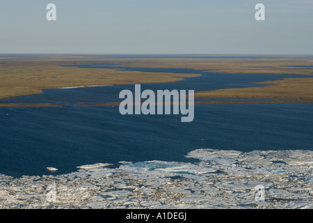 Aérien de la débâcle printanière de la glace le long de la côte arctique au large des réserves pétrolières nationales mer des Tchouktches Alaska Banque D'Images