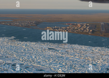 La débâcle de glace le long de la côte arctique de la village Inupiat de Barrow et les réserves de pétrole en Alaska Banque D'Images