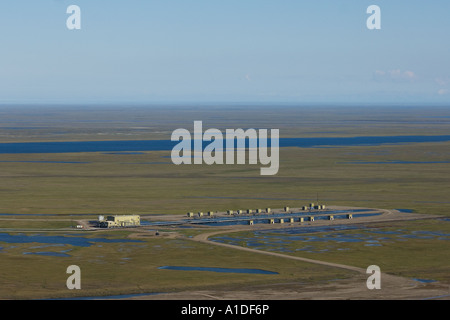 Site de forage partie de baies des champs de pétrole de Prudhoe industrielle et développement tentaculaire côte arctique de l'Alaska Banque D'Images