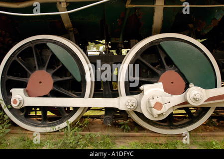 Gros plan des roues motrices et de la tige latérale de la locomotive à vapeur 31412 HP, montrant les détails mécaniques, les rayons et les contrepoids. Banque D'Images