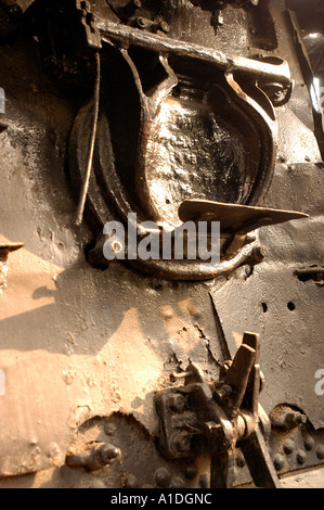Gros plan des détails mécaniques d'une locomotive à vapeur HPS2, construite en Grande-Bretagne et utilisée en Inde, montrant du fer noir altéré et des surfaces huileuses. Banque D'Images