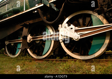 Gros plan des roues motrices et des bielles d'une locomotive à vapeur vintage GARRATT sur une voie ferrée. Banque D'Images