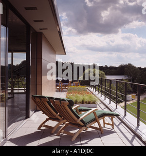 Des chaises longues sur le balcon du bâtiment moderne de Banque D'Images