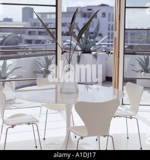 Butterfly des chaises et une table tulipe dans un londres moderne penthouse Banque D'Images