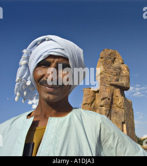 Guide Local à Colosses de Menmon Luxor Egypte Banque D'Images