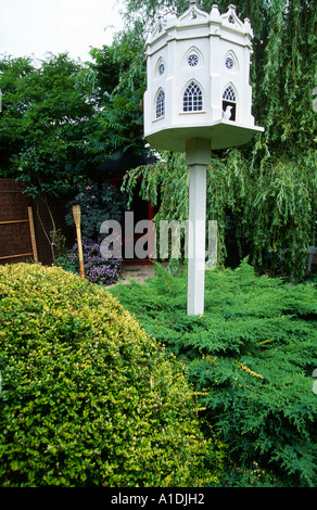 Statue de jardin en pigeonnier en bois grand jardin Banque D'Images