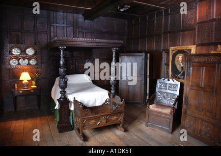 L'ELIZABETHAN COUCHER DANS LA MAISON DE GARDIEN DU CHÂTEAU DE KENILWORTH UK qui a été restauré avec l'aide de photographies anciennes Banque D'Images