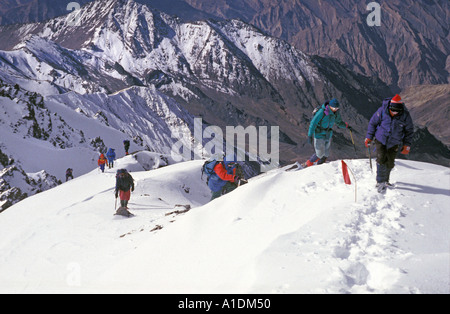 Les alpinistes près du sommet du Stok Kangri au Ladakh Leh près de Jammu Cachemire Inde du Nord Banque D'Images