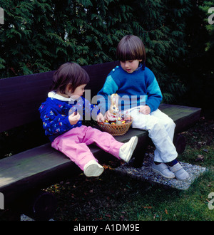 Deux enfants s'amusant avec leur surprise de Pâques. Photo par Willy Matheisl Banque D'Images