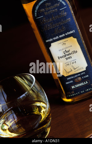 L'Irlande, le comté d'Antrim, Bushmills Single Malt Whisky irlandais Banque D'Images