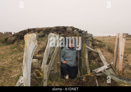 Photographe à la porte de la dernière maison de la sod vivaient dans l'Alaska Point Hope depuis 1972 Banque D'Images