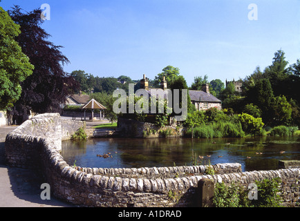 Ashford dans l'eau de lavage des moutons pont, rivière Wye, parc national de Peak District UK, tôt le matin, l'été Banque D'Images