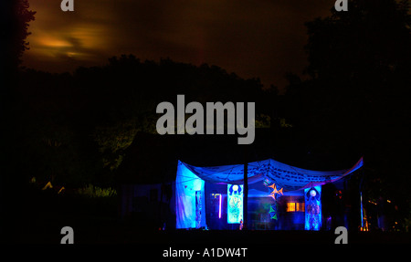 Scène principale du festival de musique trance Horsa Vallée perdue en Slovaquie, nuit de l'été 2006 Banque D'Images