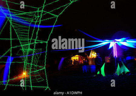 Décor de scène principale de l'esprit de la nature trance music festival sur Chvatimech Hill en Slovaquie, nuit de l'été 2006 Banque D'Images