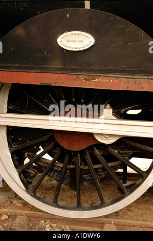 Gros plan détaillé des roues et des composants mécaniques de la locomotive XG M 911, avec rayons, bielle d'accouplement et plaque du fabricant. Banque D'Images