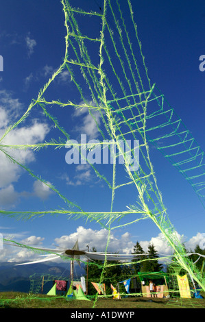 Décor de scène principale de l'esprit de la nature trance music festival sur Chvatimech Hill en Slovaquie, nuit de l'été 2006 Banque D'Images