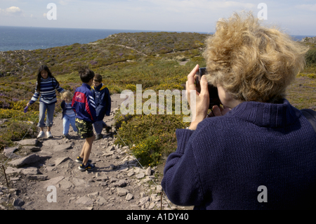 France bretagne cap erquy femme prendre des photos d'enfants marcher dans le pays Banque D'Images