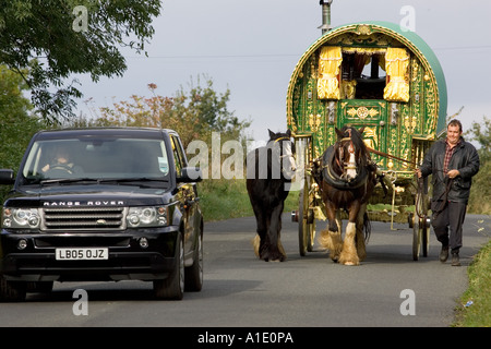 Range Rover voiture dépasse shire horse appelée roulotte sur country lane Stow On The Wold Gloucestershire Royaume Uni Banque D'Images