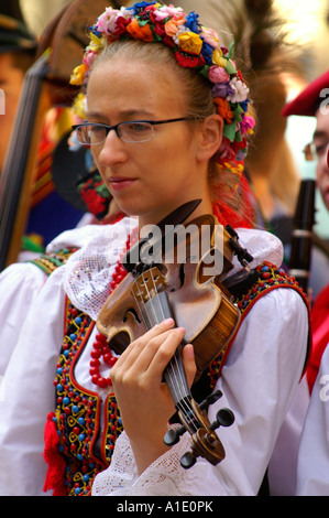 Jeune femme fille adolescent joueur de violon en costume national polonais historique sur la rue de La Vieille Cracovie Cracovie, Pologne 2006 Banque D'Images