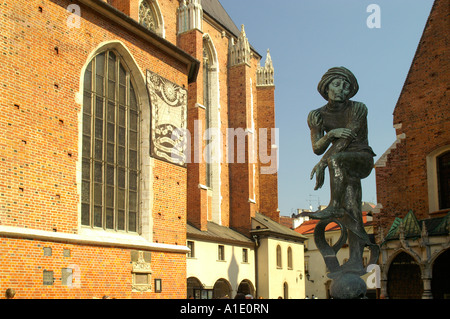 Garçon laiton sculpture-fontaine sur la place rynek Mariacki Krakow Cracovie Pologne 2006 Banque D'Images