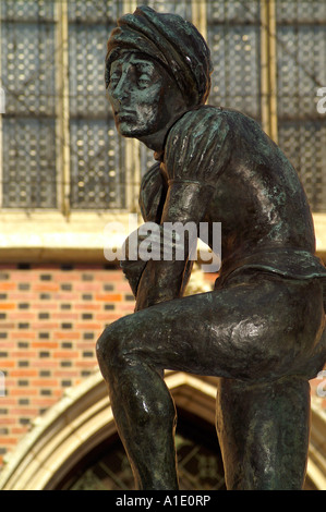 Garçon laiton sculpture-fontaine sur la place rynek Mariacki Krakow Cracovie Pologne 2006 Banque D'Images