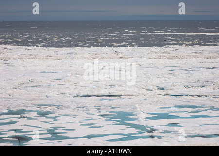 Aérien de glace multicouche pendant la débâcle printanière Mer de Chukchi Côte arctique de l'Alaska Banque D'Images