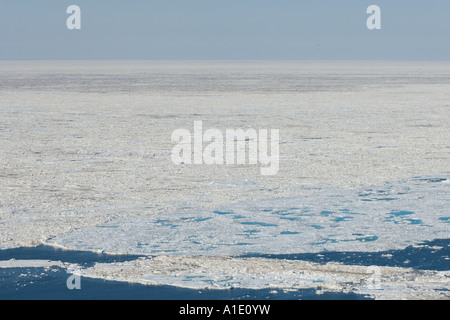 Aérien de la fonte des glaces multicouches pendant la débâcle printanière Mer de Chukchi Côte arctique de l'Alaska Banque D'Images