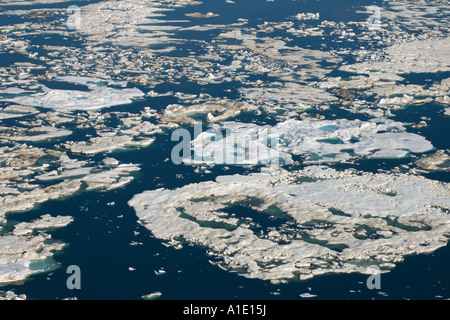 Aérien de glace multicouche pendant la débâcle printanière le long de la côte arctique de la mer des Chukchi de l'Alaska Banque D'Images