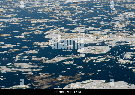 Aérien de glace multicouche pendant la débâcle printanière le long de la côte arctique de la mer des Chukchi de l'Alaska Banque D'Images