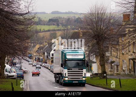 Sur des véhicules poids lourds Burford High Street Oxfordshire Royaume-Uni Banque D'Images