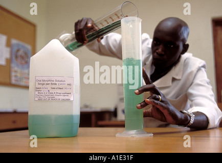 À l'hospice de l'Ouganda la morphine est mesurée avec soin les soins palliatifs pour les patients atteints du VIH/sida Banque D'Images