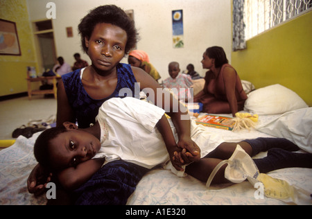 Mère et fille bouleversé les patients VIH SIDA soutenu par l'Ouganda Hospice recevant un traitement à la clinique et aux soins palliatifs Banque D'Images