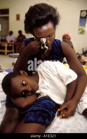 Mère et fille bouleversé les patients VIH SIDA soutenu par l'Ouganda Hospice recevant un traitement à la clinique et aux soins palliatifs Banque D'Images