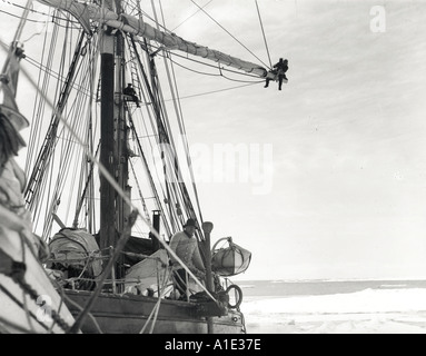 Frank Hurley en altitude Ernest Shackleton sur le pont de l'expédition Antarctique Trans impériale d'Endurance Banque D'Images