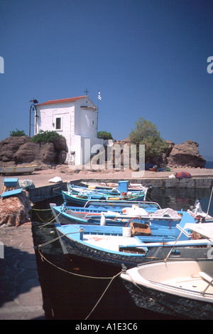 Le port de Skala Sikaminias bateaux à Lesbos Lesbos, Grèce Mer Egée du Nord Europe Banque D'Images