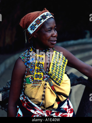 Tribus zoulou femme en costume traditionnel Banque D'Images