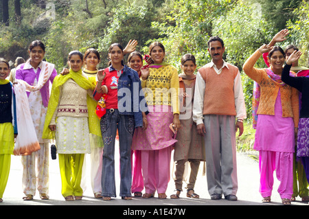 Groupe de jeunes filles indiennes les femmes dans la file d'wavig à l'appareil photo, smiling happy Banque D'Images