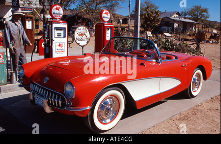 Voiture de sport Corvette à la Rt 66 Centre d'accueil, le micocoulier, Arizona Banque D'Images