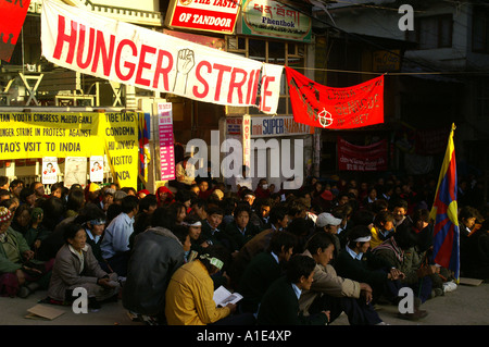 Groupe de manifestants tibétains hommes femmes siégeant en grève de la faim à street de McLeod Ganj, Inde Novembre 2006 Banque D'Images