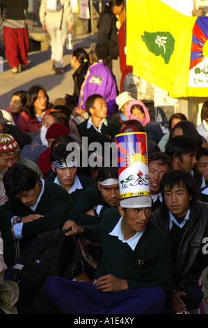 Groupe de manifestants tibétains hommes femmes siégeant en grève de la faim à street de McLeod Ganj, Inde Novembre 2006 Banque D'Images