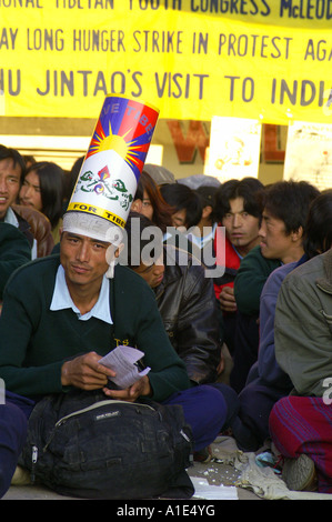 Groupe de manifestants tibétains hommes femmes siégeant en grève de la faim à street de McLeod Ganj, Inde Novembre 2006 Banque D'Images