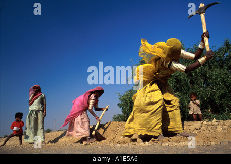 L'Inde les femmes du Rajasthan Rajasthan la construction d'une route dans le désert Banque D'Images