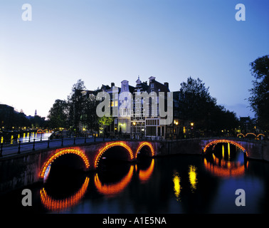 Ponts illuminés sur canal à Amsterdam, Holland Banque D'Images