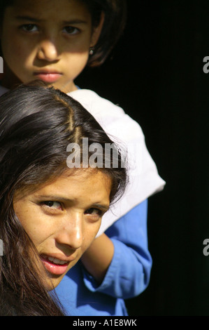 Portrait de deux belles jolie fille indienne adolescent femmes peignage des cheveux longs, Manikaran, Inde Banque D'Images