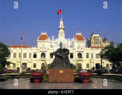 Ho Chi Minh statue en face de l'ancien Hôtel de Ville à Ho Chi Minh City Vietnam Banque D'Images
