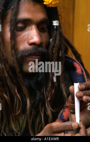 Face portrait smiling sadhu indien avec du haschisch et de cigarettes commune dreadlock sèche, Vashist, Inde Banque D'Images