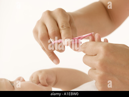 Couper les ongles de bébé Banque D'Images